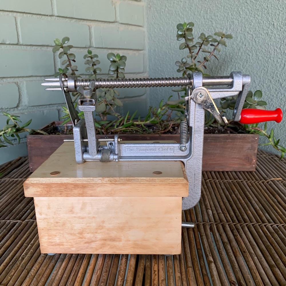 The Pampered Chef - Apple Core Peeler with Block